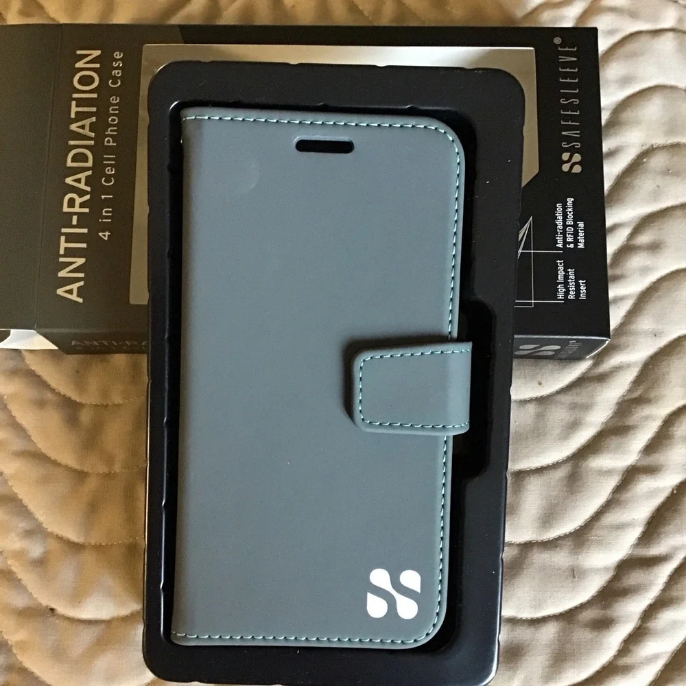 SafeSleeve Anti-Radiation RFID Blocking Gray Wallet Case w/ Wrist Strap